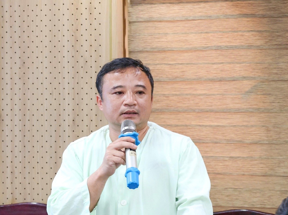 Người bệnh và người nhà người bệnh đang điều trị nội trú tại bệnh viện tích cực thảo thuận và đóng góp ý kiến